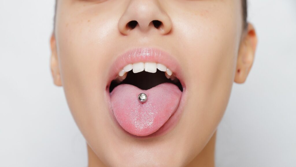 Piercing alla lingua e labbra. Quali sono i rischi?