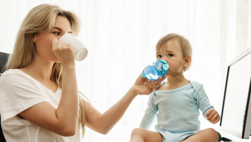 mamma e bamino che bevono acqua