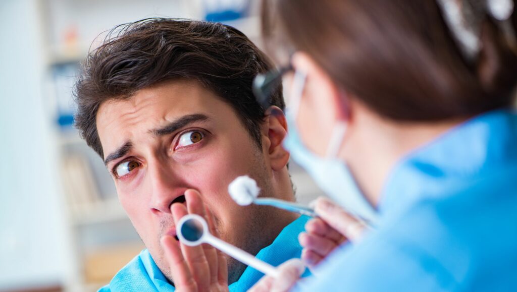 uomo che ha paura del dentista